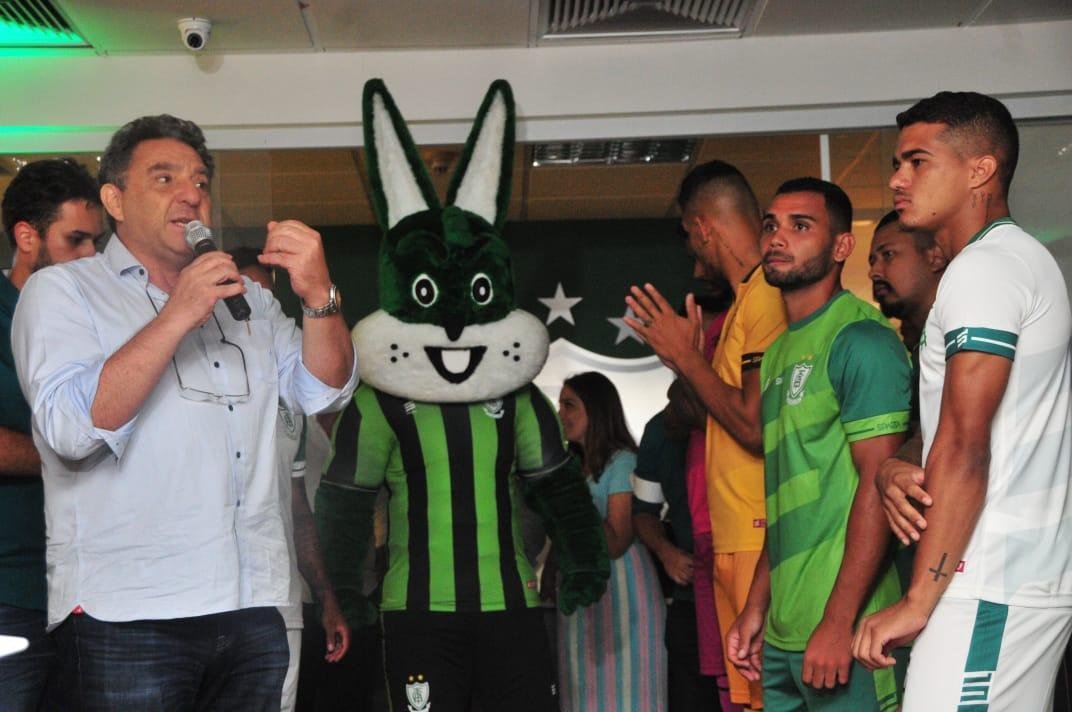 Coleção de uniformes do América da temporada 2019. Clube adotou marca própria, a Sparta. Por isso, desfile na loja do clube, no shopping Boulevard, em BH, foi ao estilo espartano