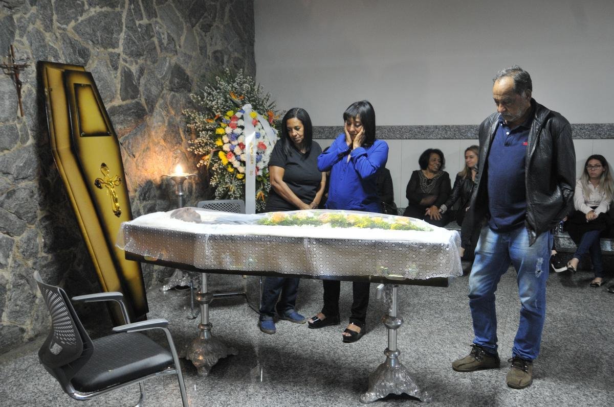 Ex-jogador do Cruzeiro, Z Carlos morreu nessa tera-feira (12/6), aos 73 anos. Ele foi velado no Cemitrio Parque da Colina, em Belo Horizonte. O enterro acontece no mesmo local.