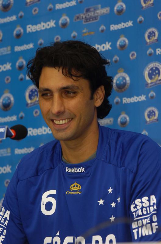 Na sua primeira passagem pelo Cruzeiro, em 2005, Athirson jogou na posição de origem, a lateral esquerda, e marcou cinco gols em 27 jogos. No retorno, em 2009, virou armador sob o comando do técnico Adilson Batista. Na final da Copa Libertadores, contra o Estudiantes, substituiu Wagner aos 25 minutos do segundo tempo, quando o adversário já vencia por 2 a 1. Pouco fez diante de um time bem postado na marcação e tranquilo para segurar o resultado. Ao término da temporada, despediu-se da Toca com 15 jogos e nenhum gol.