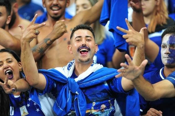 Festa da torcida do Cruzeiro com a vitria por 7 a 0 sobre La U no Mineiro