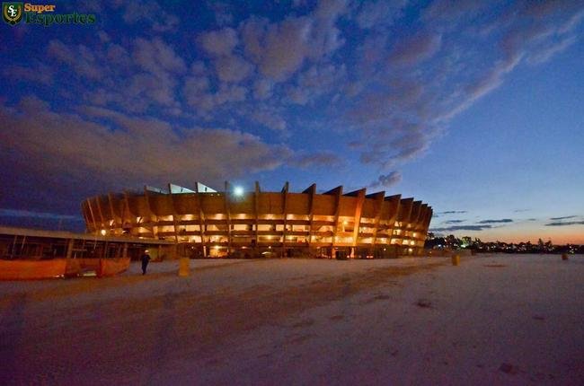 15/10/2012 - Obras no param nem  noite. Panorama geral do trabalho flagrado por Sylvio Coutinho