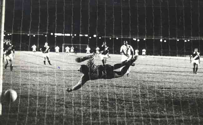 Pel marcou, de pnalti, o milsimo gol no futebol diante do Vasco, que tinha Andrada como goleiro