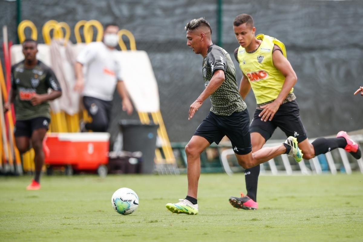 Imagens do primeiro treino de Eduardo Vargas pelo Atltico