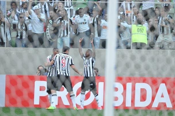 Ainda no primeiro tempo, o Atltico virou, com gols de Cazares, de falta, e Fred: 2 a 1