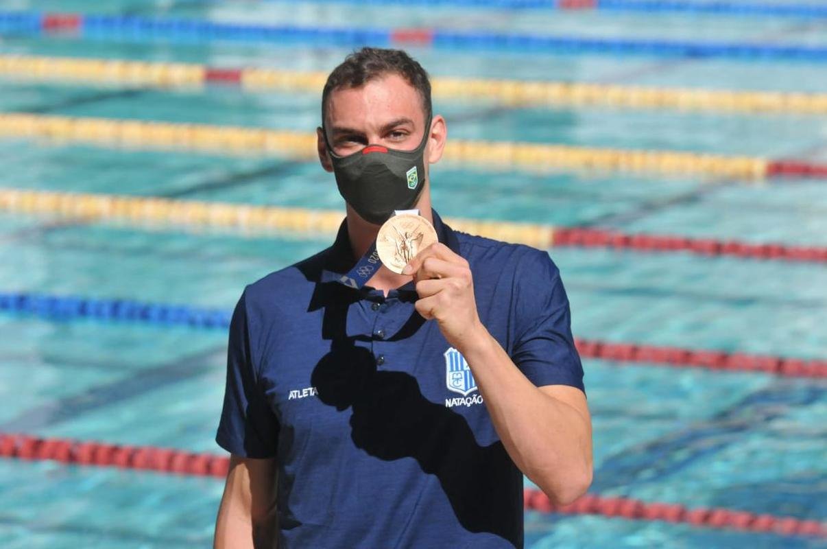 Medalha de bronze nos 200m livre, em Tquio, nadador Fernando Scheffer se reapresenta ao Minas Tnis Clube, em BH, e  festejado por funcionrios, diretoria e fs