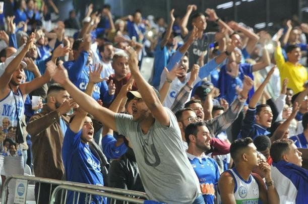 Torcedores do Cruzeiro lotam as arquibancadas do Mineiro para acompanhar a partida vlida pelas quartas de final da Copa do Brasil