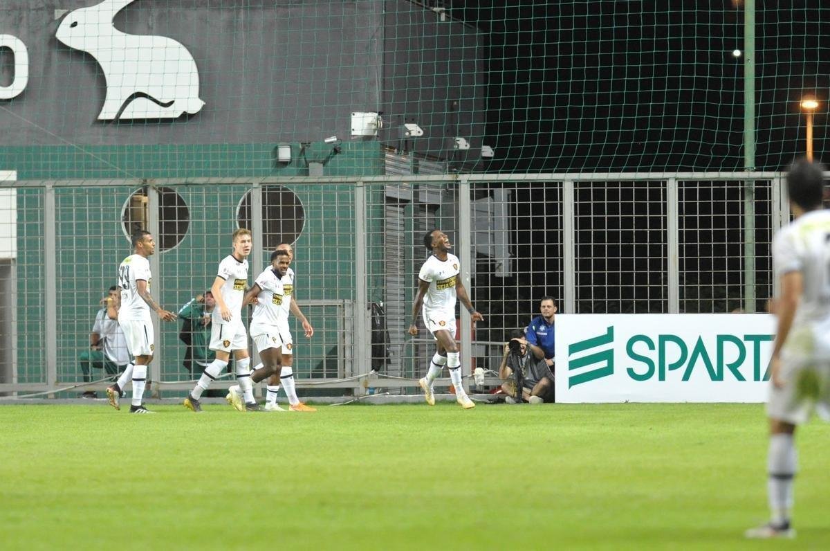 Sport virou no final, com Guilherme, de pnalti, e Hyuri em contragolpe fatal: 2 a 1 para o Leo