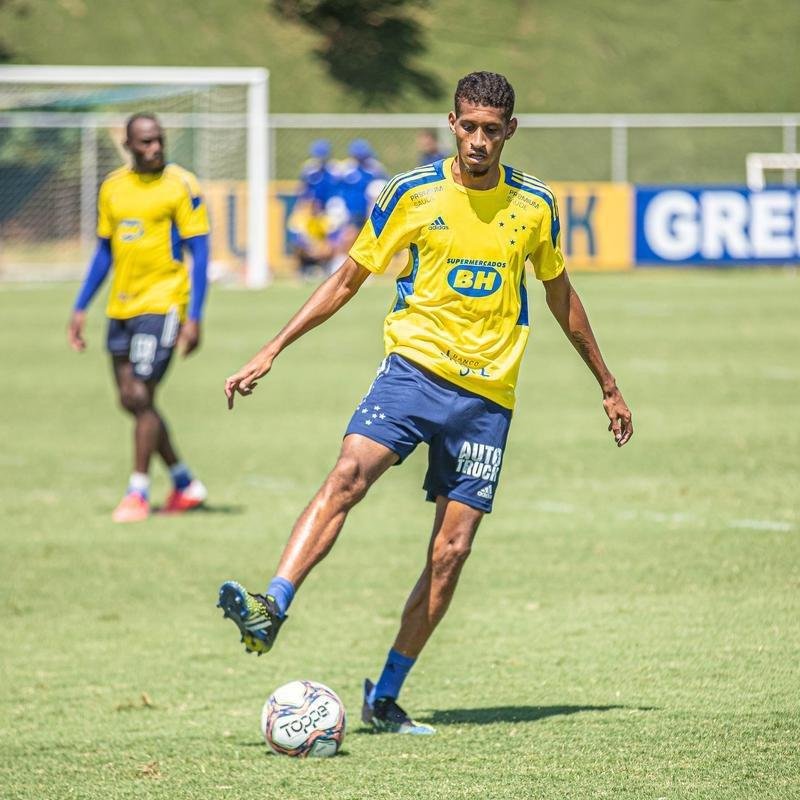 Cruzeiro estreou camisa de treino amarela durante atividade neste domingo (28/03)