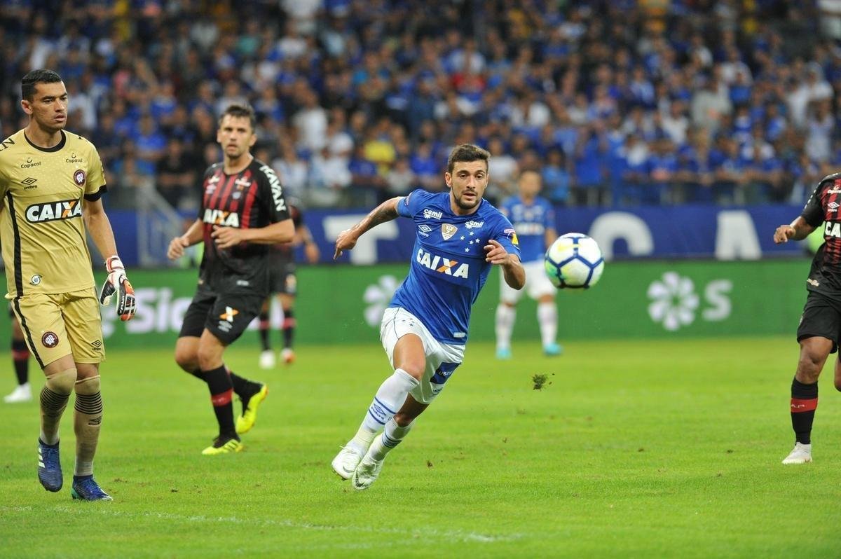Lances do primeiro tempo do duelo entre Cruzeiro e Atltico, no Mineiro, pelas oitavas de final da Copa do Brasil