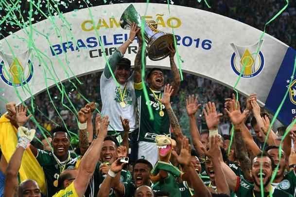 Palmeiras vence Chapecoense no Allianz Parque e conquista nono ttulo brasileiro. Dudu ergueu a taa