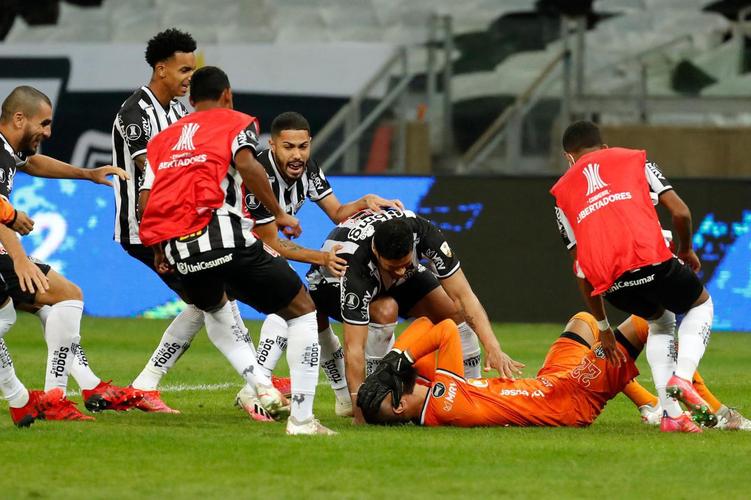 Goleiro Everson, do Atlético, foi herói na decisão por pênaltis contra o Boca Juniors ao defender duas cobranças e ao marcar o gol da classificação: 3 a 1 nas batidas alternadas após 0 a 0 no tempo normal, no Mineirão.