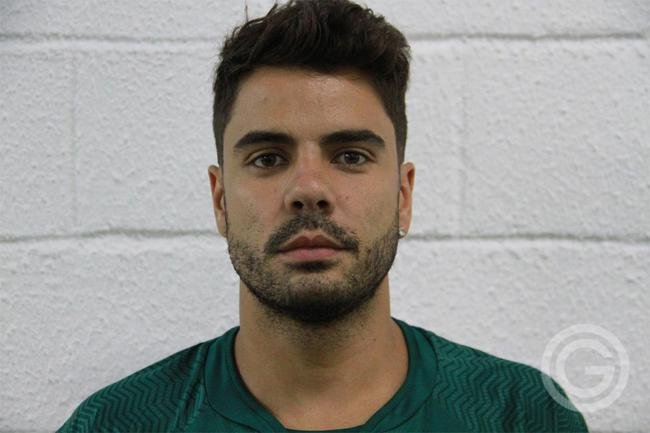 O Gois anunciou a contratao do atacante Henrique Almeida, que estava na Chapecoense