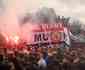 Torcedores invadem o Old Trafford e protestam contra donos do United