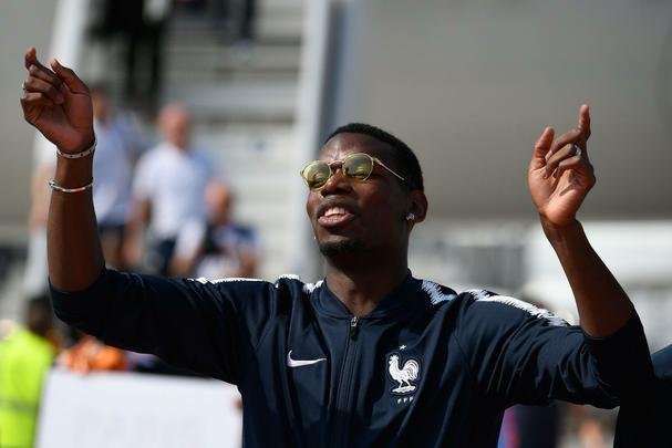 Aps conquistar o ttulo de campe do mundo, Seleo da Frana volta para casa e  recebida com festa no aeroporto de Paris