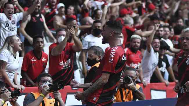 Nos acréscimos, Athletico-PR bate o Paraná em estreia no Paranaense