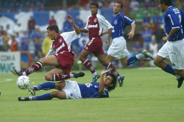 Com o ttulo brasileiro confirmado, o Cruzeiro fez no dia 7 de dezembro de 2003 o jogo da taa e das faixas contra o Fluminense, no Mineiro. Com show de Alex, autor de dois gols, o time celeste goleou os cariocas por 5 a 2 e promoveu nova festa da torcida azul em Belo Horizonte. Jogadores finalmente ergueram a taa oficial do Campeonato Brasileiro, cedida pela CBF, e deram a volta olmpica. Os campees brasileiros de 1966 tambm participaram das comemoraes no Gigante da Pampulha.