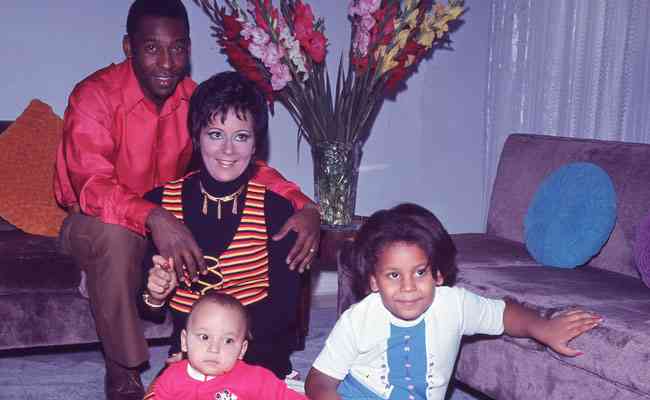 Pel ao lado de sua primeira esposa, Rosemeri dos Reis Cholbi, e dos filhos Kelly Cristina (primognita) e Edson (Edinho)