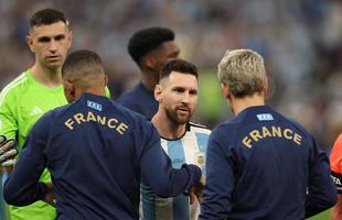 Entrada de Argentina e Frana no campo do Estdio Icnico de Lusail para a final da Copa do Mundo foi um espetculo  parte. Veja fotos do show de fogos, de luzes e da execuo dos hinos nacionais dos dois pases