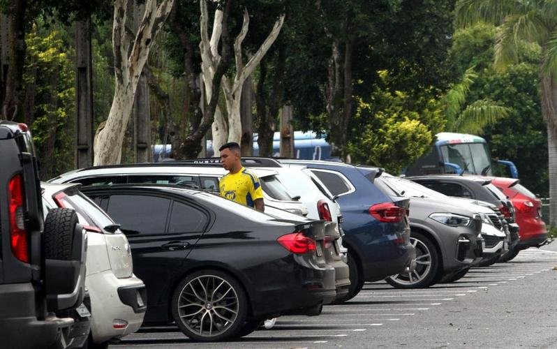 Atacante Vinícius Popô, que estava emprestado ao Goiás, passando pelo pátio da Toca da Raposa II em dia de apresentação do elenco