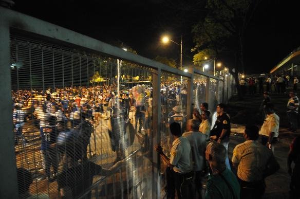 Tumulto gerado por briga entre membros de torcidas organizadas impediu festa do tricampeonato nacional 