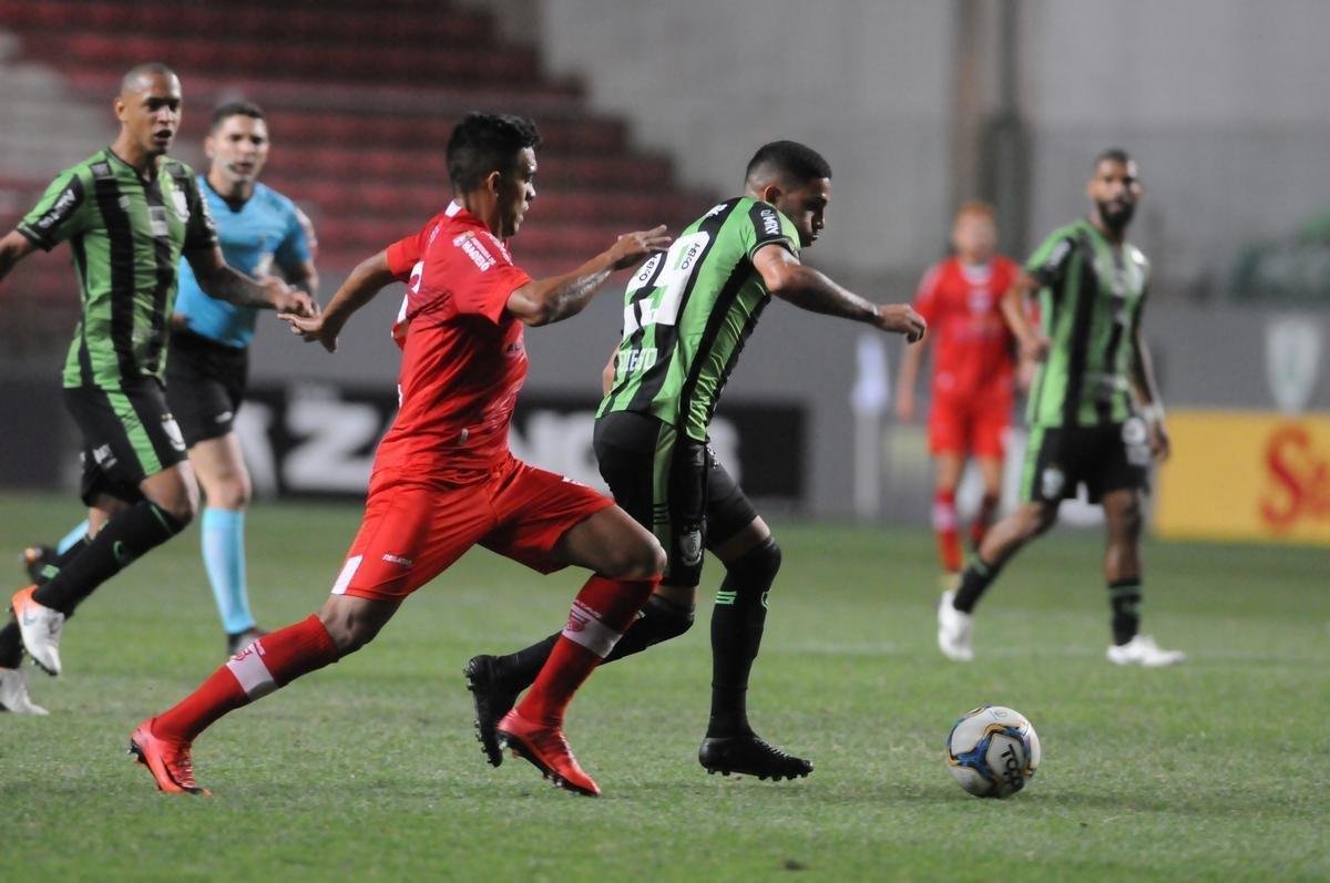 Imagens do duelo entre Amrica e CRB, no Independncia, pela 26 rodada da Srie B