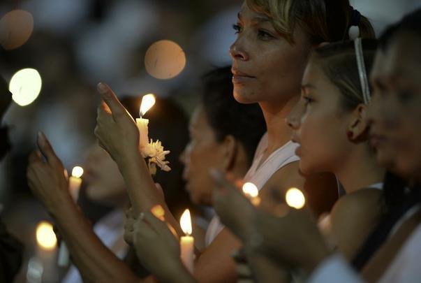 Lugar destinado a futebol e muita alegria, o Estdio Atanasio Girardot foi palco de homenagens e emoo. Com roupas brancas e flores nas mos, torcedores do Atltico Nacional fizeram viglia no local que seria, nesta quarta-feira, palco do jogo de ida da final da Copa Sul-Americana. Mas o desastre areo que matou grande parte da delegao da Chapecoense, convidados e jornalistas brasileiros impediu a realizao da festa. No lugar da bola rolando, tristeza e solidariedade. E milhes de entusiastas do esporte espalhados por todo o planeta dispostos a desejar fora  Chape. As imagens acima mostram que tudo isso  muito mais que futebol. O Nacional, atual campeo da Copa Libertadores, mostra todo o seu apoio ao clube catarinense, agora em busca de reconstruo para tocar seu caminho (CRDITO: AFP / STR / RAUL ARBOLEDA).