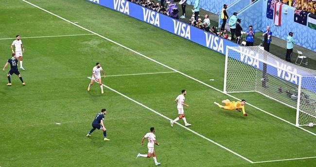 Mitchell Duke marcou o gol da Austrlia sobre a Tunsia em jogo pela segunda rodada do Grupo D da Copa do Mundo