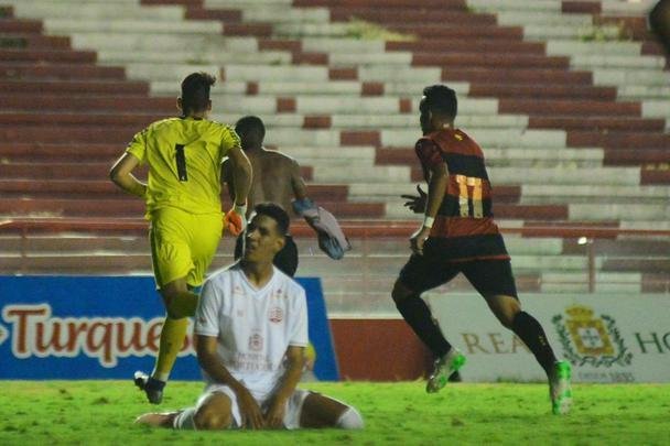 Aps um 2 a 2 no tempo normal, Tlio defendeu o pnalti de Carlo e ajudou o Sport a vencer a disputa na marca da cal por 5 a 4
