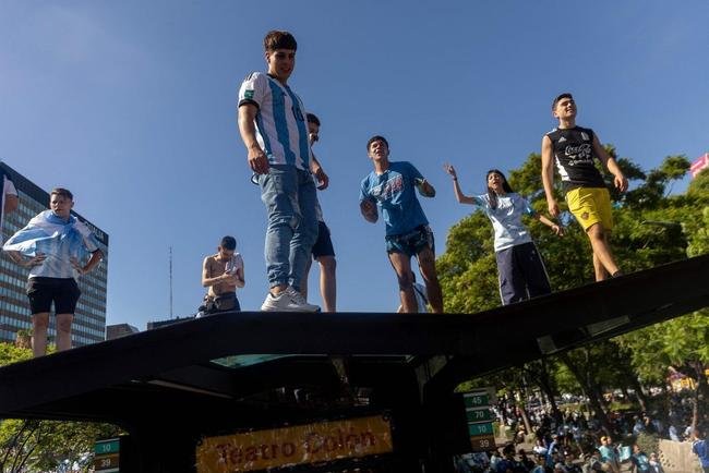 Multido festeja, no Centro de Buenos Aires, o tri mundial da Argentina conquistado na Copa do Catar