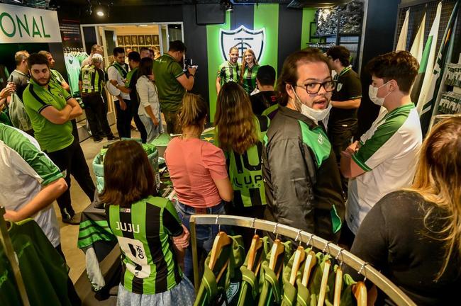 Reforço do Coelho, Benítez foi apresentado após sessão de fotos e autógrafos