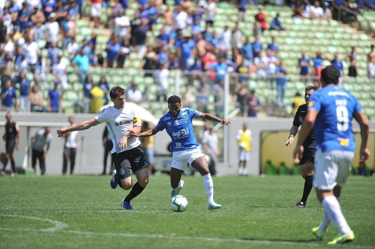 Na reta final do jogo, Grmio ampliou para 4 a 1 e jogadores como Thiago Neves e Edilson foram muito vaiados, assim como o vice-presidente de futebol Itair Machado