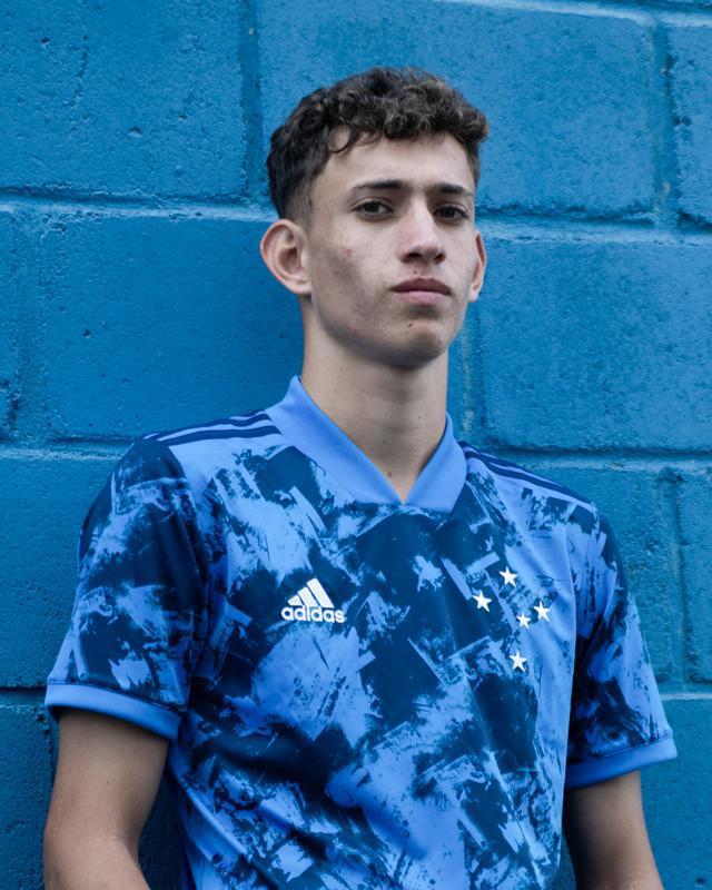 Fotos da nova camisa 3 do Cruzeiro, produzida pela Adidas