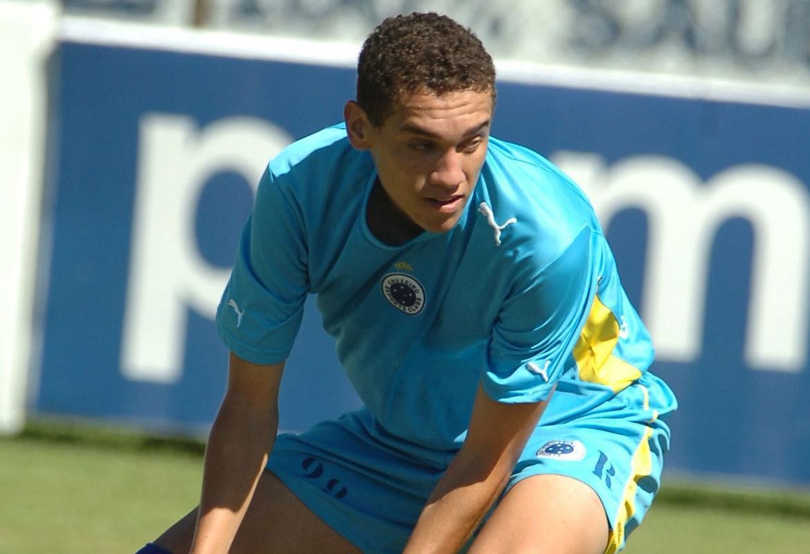 Zagueiro Maicon em seu incio de carreira no Cruzeiro, no ano de 2007. 