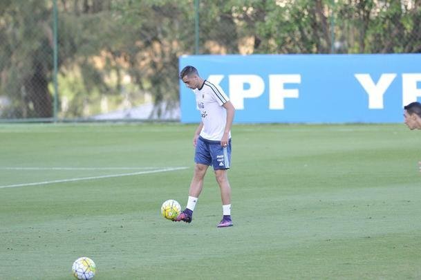 Seleo Argentina treinou nesta tera na Cidade do Galo com Lionel Messi. O craque cobrou faltas, afiou a pontaria e, em seguida, deixou a atividade mais cedo para se poupar. Na parte final, o tcnico Bauza orientou um trabalho em campo reduzido
