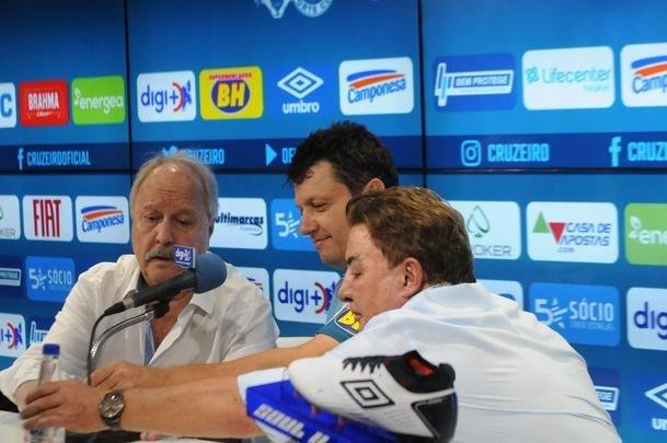 Fotos da apresentao de Adilson Batista como novo tcnico do Cruzeiro. Tcnico teve reunio com jogadores na Toca da Raposa II, falou com a imprensa e depois comandou seu primeiro treino