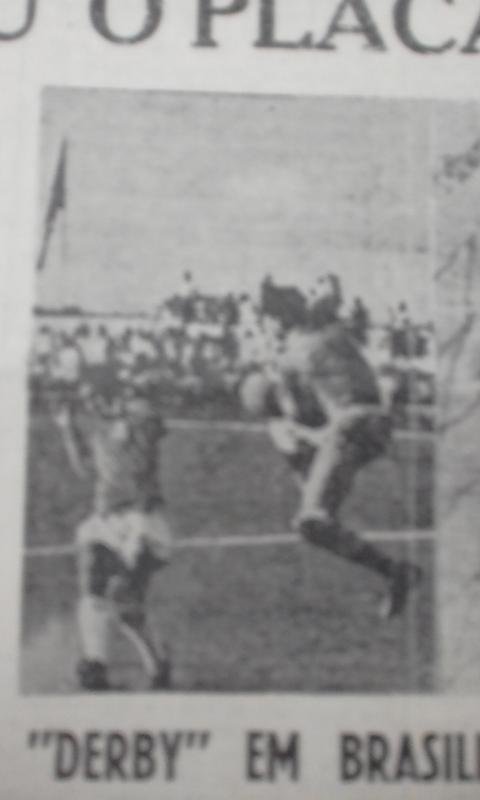 Em 1960, ano de fundao de Braslia, o ento presidente Juscelino Kubitschek convidou os dois clubes para um amistoso no acanhado Estdio Israel Pinheiro, com campo de terra, para celebrar a 'paz' entre os rivais, que haviam rompido em 1958. O nico clssico fora de Minas em territrio brasileiro terminou com empate por 2 a 2. O jornal Estado de Minas registrou o fato indito.