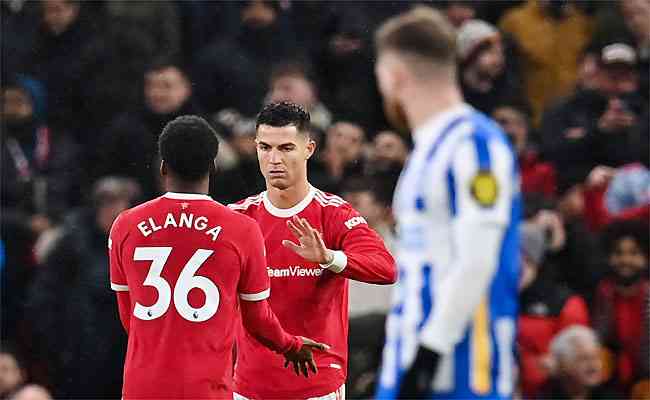 Cristiano Ronaldo comemora com o atacante Elanga: Manchester United faz dever de casa
