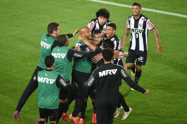 No ano seguinte, o Atlético foi enfrentar o Santa Fe, mais uma vez, pela Copa Libertadores. Depois de duas derrotas seguidas nas duas primeiras rodadas, o Galo precisava da vitória para seguir sonhando com a classificação. Com gol de Lucas Pratto, no segundo tempo, o alvinegro conquistou seu único triunfo no El Campín: 1 a 0.
