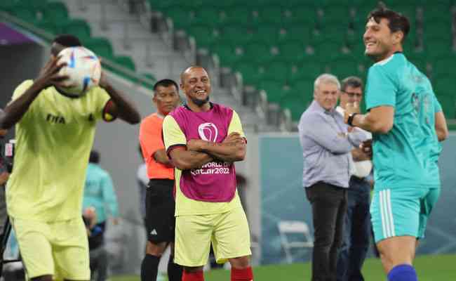 Roberto Carlos d gargalhadas  beira do campo no jogo das lendas da Fifa