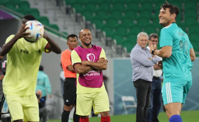 Roberto Carlos d gargalhadas  beira do campo no jogo das lendas da Fifa