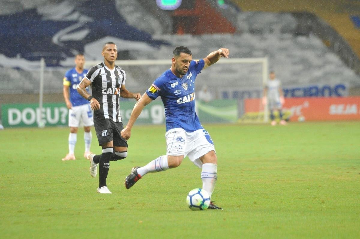 Fotos de Cruzeiro x Cear, no Mineiro, em jogo atrasado da 27 rodada do Brasileiro