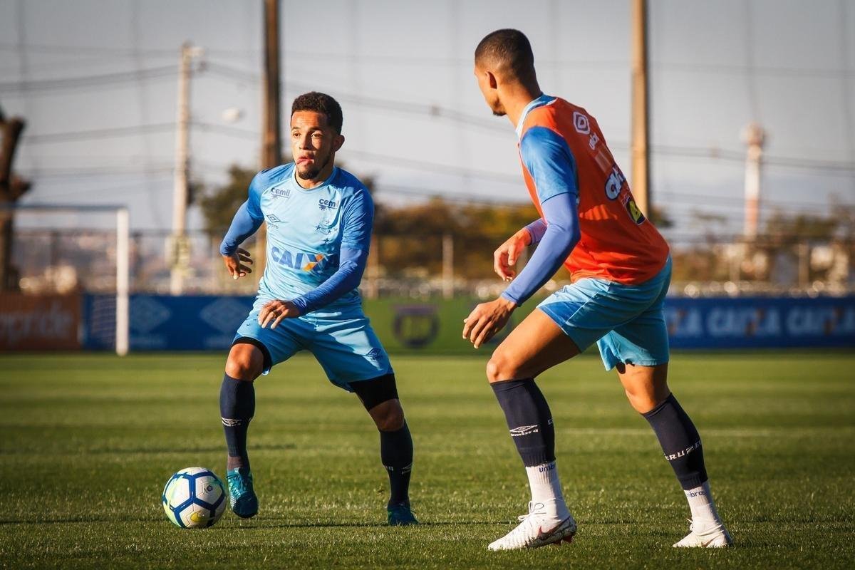 Depois de vencer o Amrica por 3 a 1 no Mineiro, o Cruzeiro se reapresentou na tarde desta sexta-feira, na Toca da Raposa II. Como de praxe, os titulares realizaram treinamento regenerativos na academia. J os reservas estiveram em campo para atividade tcnica sob orientao de Mano Menezes. O treinador, inclusive, passou a maior parte do trabalho em conversa reservada com o vice-presidente de futebol Itair Machado. O prximo compromisso do clube  contra o Atltico-PR, no domingo, s 19h, no Gigante da Pampulha. 