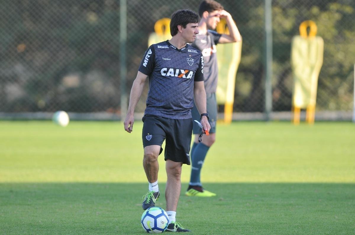 Elenco atleticano fez trabalho ttico orientado por Larghi antes de jogo-treino contra o Coimbra