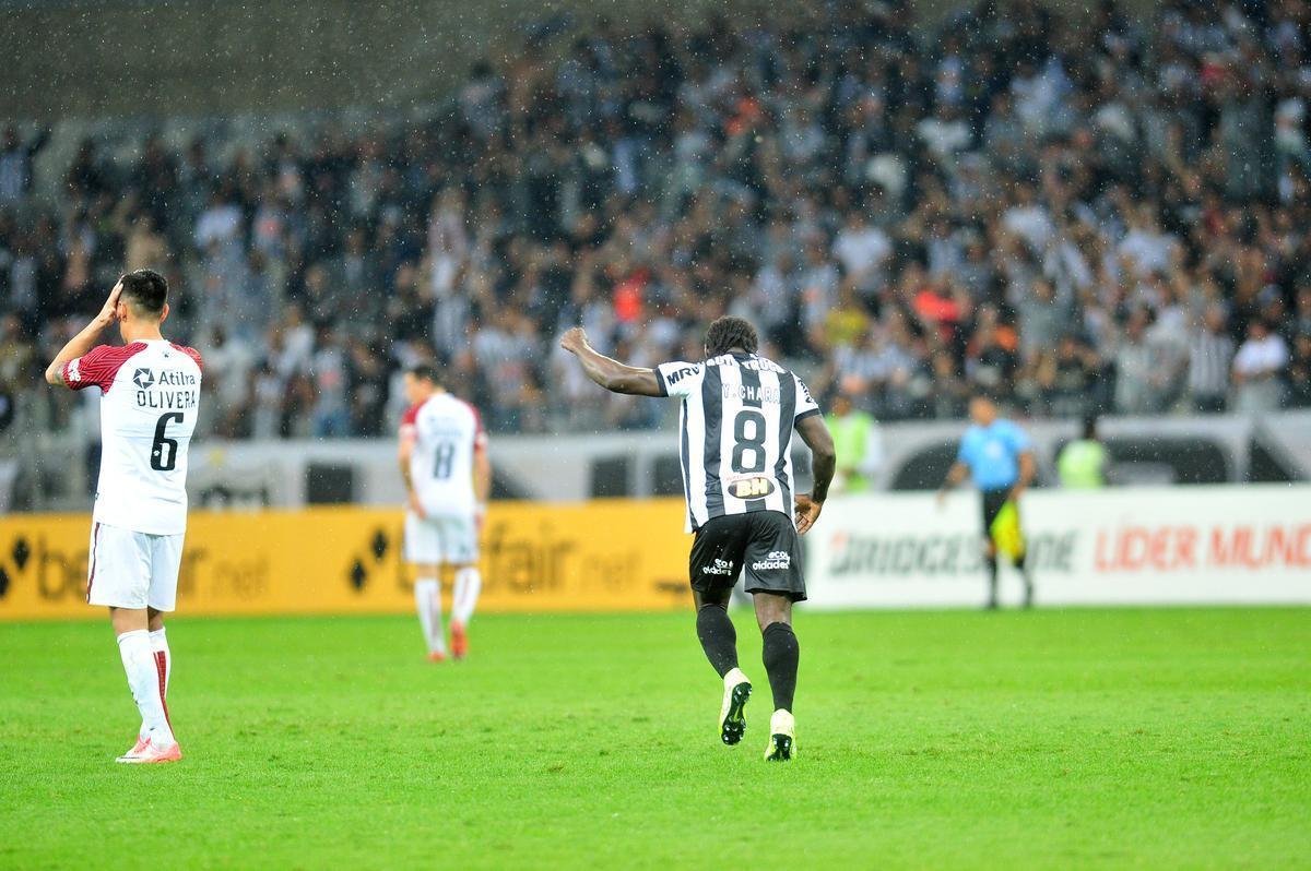 No segundo tempo, Char recebeu bola de Cazares e marcou o segundo do Atltico: 2 a 0