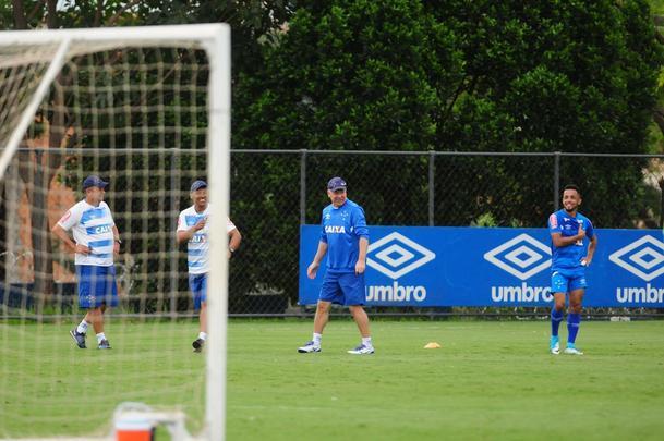 Com presena da torcida, Cruzeiro seguiu preparao para jogo contra o Fluminense, no Mineiro. Nesta sexta, Mano definiu Lucas Silva como substituto de Henrique, suspenso. O zagueiro Leo treinou normalmente aps se recuperar de leso e ser relacionado. 