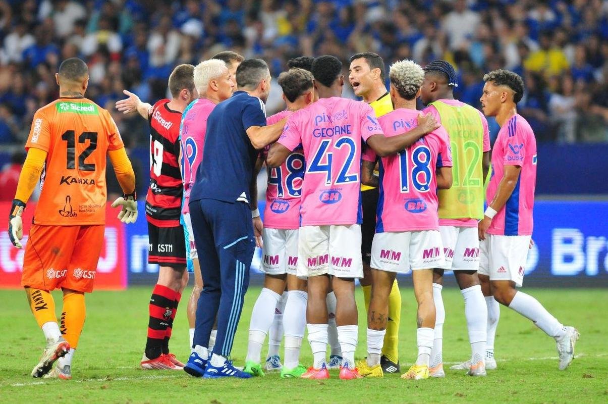 Em reencontro com a torcida aps o ttulo da Srie B, Cruzeiro enfrentou o Ituano no Mineiro, em Belo Horizonte, pela 33 rodada. Veja as melhores imagens!