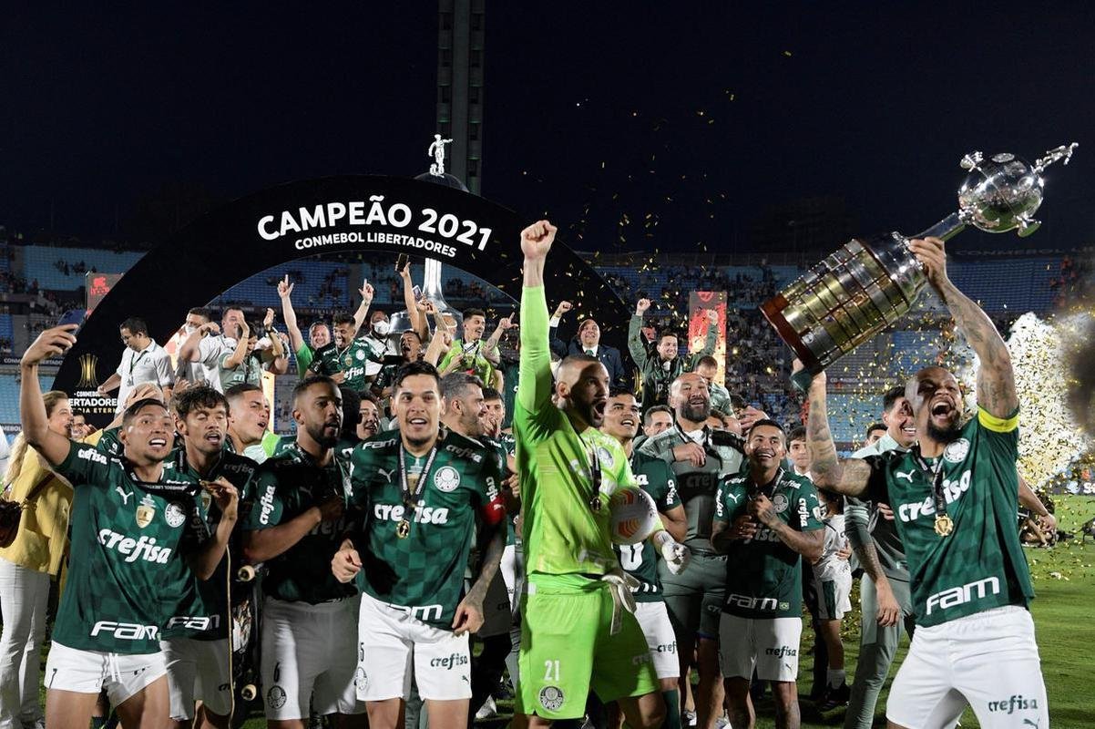 Fotos: festa dos jogadores do Palmeiras com a taa da Libertadores