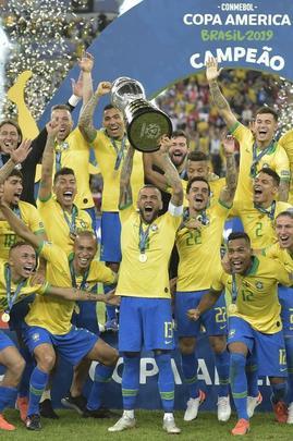 Seleção Brasileira derrota Peru por 3 a 1, conquista Copa América e ergue a taça no Maracanã; veja as fotos da festa do Brasil