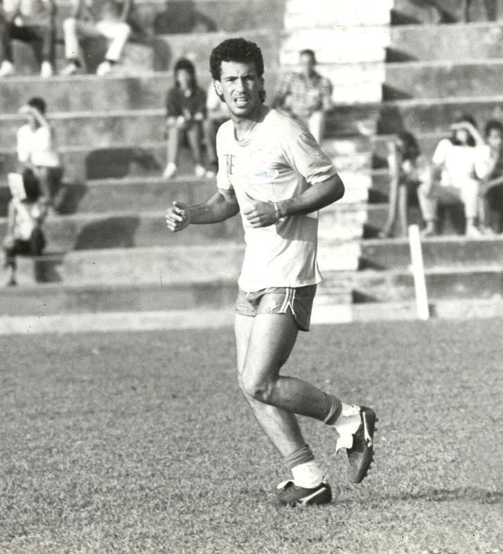 Copa do Mundo de 1982 (Espanha) - No Mundial da Espanha, Careca sofreu uma leso muscular na coxa esquerda durante treino em Sevilha, a quatro dias da estreia. Tel Santana convocou Roberto Dinamite.