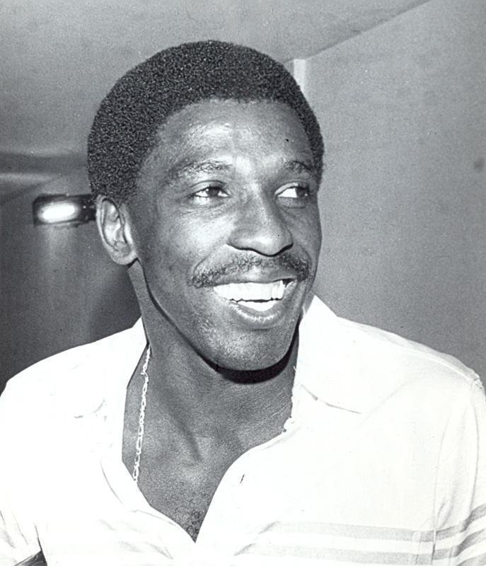 12 - Paulo Isidoro - 24 gols
